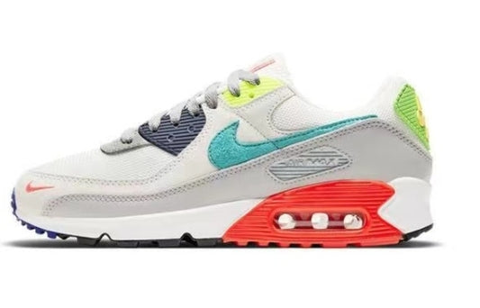 Les baskets Nike Air Max 90 Futura sont des pièces maîtresses de la mode.