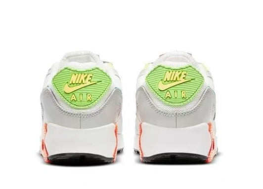 Les baskets Nike Air Max 90 Futura sont des pièces maîtresses de la mode.