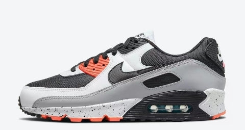 Les baskets Nike Air Max 90 Futura sont des pièces maîtresses de la mode.