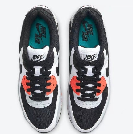 Les baskets Nike Air Max 90 Futura sont des pièces maîtresses de la mode.