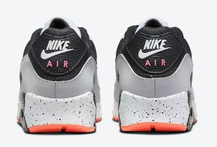 Les baskets Nike Air Max 90 Futura sont des pièces maîtresses de la mode.