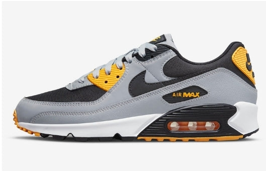 Les baskets Nike Air Max 90 Futura sont des pièces maîtresses de la mode.