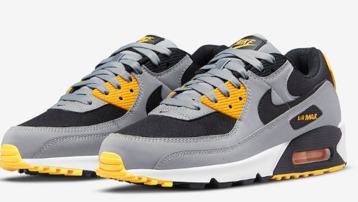 Les baskets Nike Air Max 90 Futura sont des pièces maîtresses de la mode.