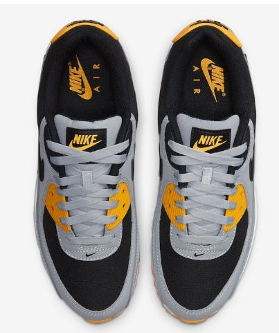 Les baskets Nike Air Max 90 Futura sont des pièces maîtresses de la mode.