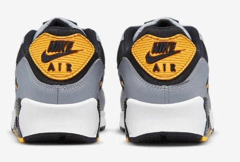 Les baskets Nike Air Max 90 Futura sont des pièces maîtresses de la mode.