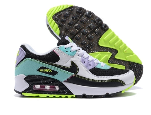 Les baskets Nike Air Max 90 Futura sont des pièces maîtresses de la mode.