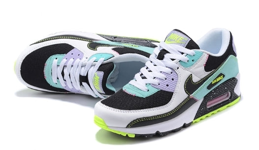 Les baskets Nike Air Max 90 Futura sont des pièces maîtresses de la mode.