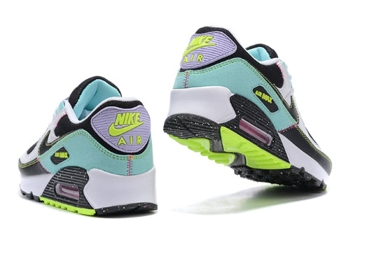 Les baskets Nike Air Max 90 Futura sont des pièces maîtresses de la mode.
