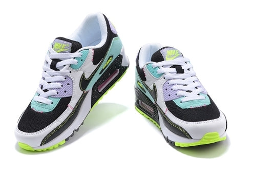 Les baskets Nike Air Max 90 Futura sont des pièces maîtresses de la mode.