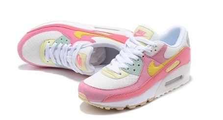 Les baskets Nike Air Max 90 Futura sont des pièces maîtresses de la mode.