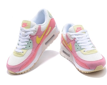 Les baskets Nike Air Max 90 Futura sont des pièces maîtresses de la mode.