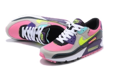 Les baskets Nike Air Max 90 Futura sont des pièces maîtresses de la mode.