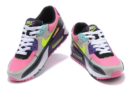 Les baskets Nike Air Max 90 Futura sont des pièces maîtresses de la mode.