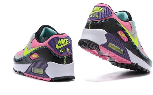 Les baskets Nike Air Max 90 Futura sont des pièces maîtresses de la mode.