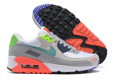 Les baskets Nike Air Max 90 Futura sont des pièces maîtresses de la mode.
