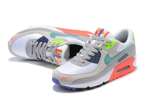 Les baskets Nike Air Max 90 Futura sont des pièces maîtresses de la mode.
