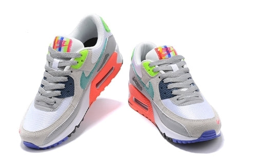 Les baskets Nike Air Max 90 Futura sont des pièces maîtresses de la mode.