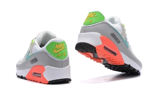 Les baskets Nike Air Max 90 Futura sont des pièces maîtresses de la mode.