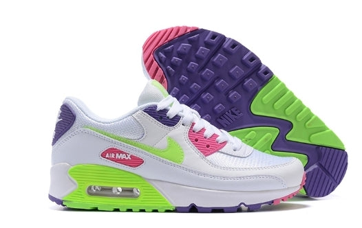 Les baskets Nike Air Max 90 Futura sont des pièces maîtresses de la mode.