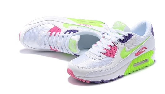 Les baskets Nike Air Max 90 Futura sont des pièces maîtresses de la mode.