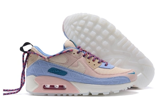 Les baskets Nike Air Max 90 Futura sont des pièces maîtresses de la mode.