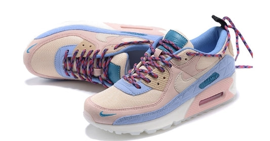 Les baskets Nike Air Max 90 Futura sont des pièces maîtresses de la mode.