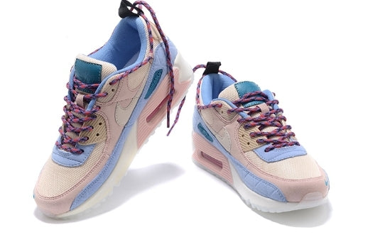 Les baskets Nike Air Max 90 Futura sont des pièces maîtresses de la mode.