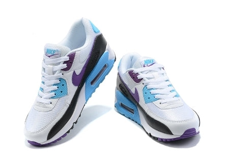 Les baskets Nike Air Max 90 Futura sont des pièces maîtresses de la mode.