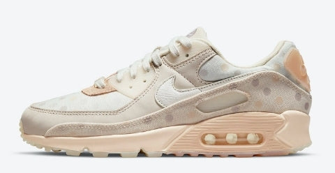 Les baskets Nike Air Max 90 Futura sont des pièces maîtresses de la mode.