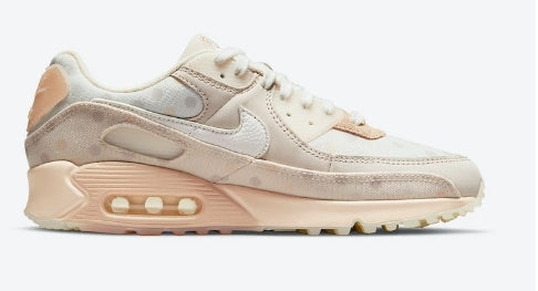 Les baskets Nike Air Max 90 Futura sont des pièces maîtresses de la mode.