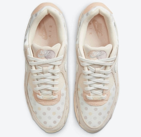 Les baskets Nike Air Max 90 Futura sont des pièces maîtresses de la mode.