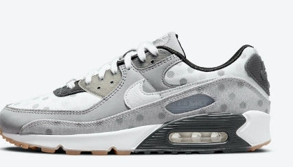Les baskets Nike Air Max 90 Futura sont des pièces maîtresses de la mode.