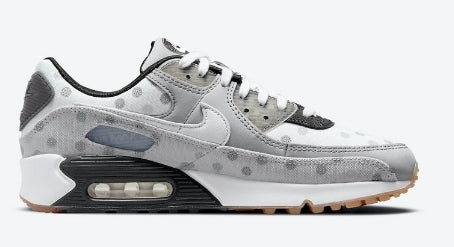 Les baskets Nike Air Max 90 Futura sont des pièces maîtresses de la mode.