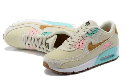 Les baskets Nike Air Max 90 Futura sont des pièces maîtresses de la mode.