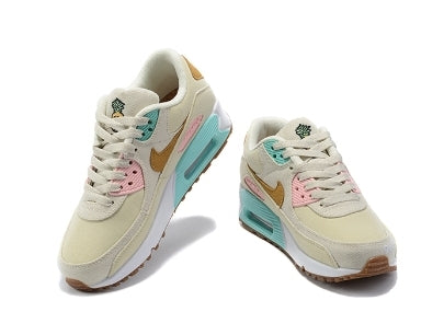 Les baskets Nike Air Max 90 Futura sont des pièces maîtresses de la mode.