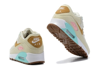 Les baskets Nike Air Max 90 Futura sont des pièces maîtresses de la mode.