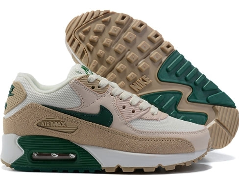 Les baskets Nike Air Max 90 Futura sont des pièces maîtresses de la mode.