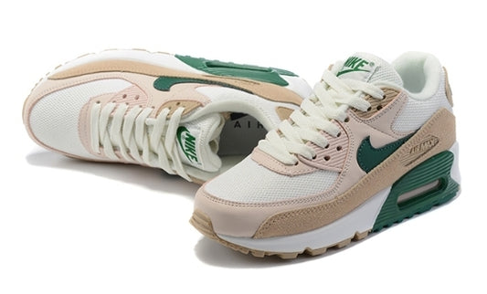 Les baskets Nike Air Max 90 Futura sont des pièces maîtresses de la mode.