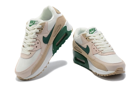 Les baskets Nike Air Max 90 Futura sont des pièces maîtresses de la mode.