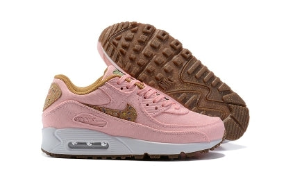 Les baskets Nike Air Max 90 Futura sont des pièces maîtresses de la mode.