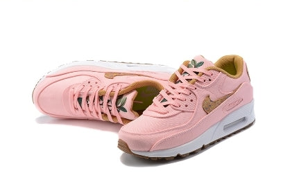 Les baskets Nike Air Max 90 Futura sont des pièces maîtresses de la mode.