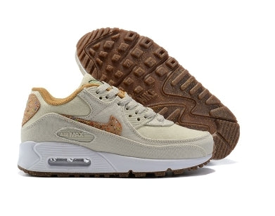 Les baskets Nike Air Max 90 Futura sont des pièces maîtresses de la mode.
