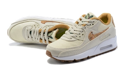Les baskets Nike Air Max 90 Futura sont des pièces maîtresses de la mode.