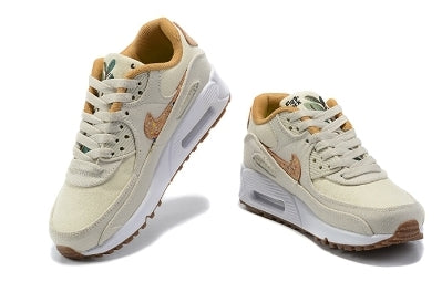 Les baskets Nike Air Max 90 Futura sont des pièces maîtresses de la mode.