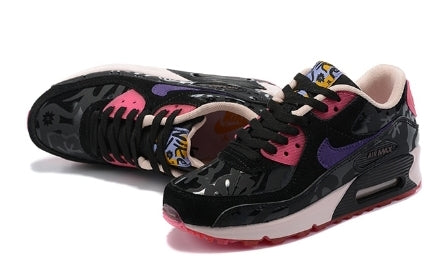 Les baskets Nike Air Max 90 Futura sont des pièces maîtresses de la mode.