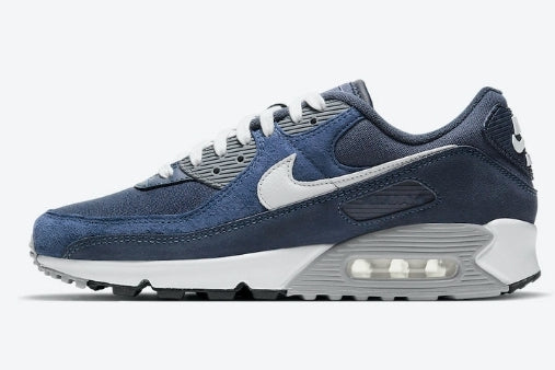 Les baskets Nike Air Max 90 Futura sont des pièces maîtresses de la mode.