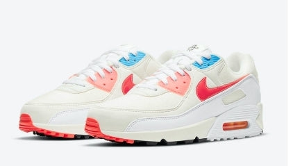 Les baskets Nike Air Max 90 Futura sont des pièces maîtresses de la mode.