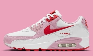 Les baskets Nike Air Max 90 Futura sont des pièces maîtresses de la mode.