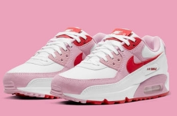 Les baskets Nike Air Max 90 Futura sont des pièces maîtresses de la mode.