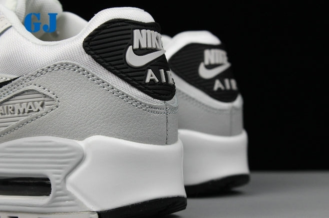 Les baskets Nike Air Max 90 Futura sont des pièces maîtresses de la mode.